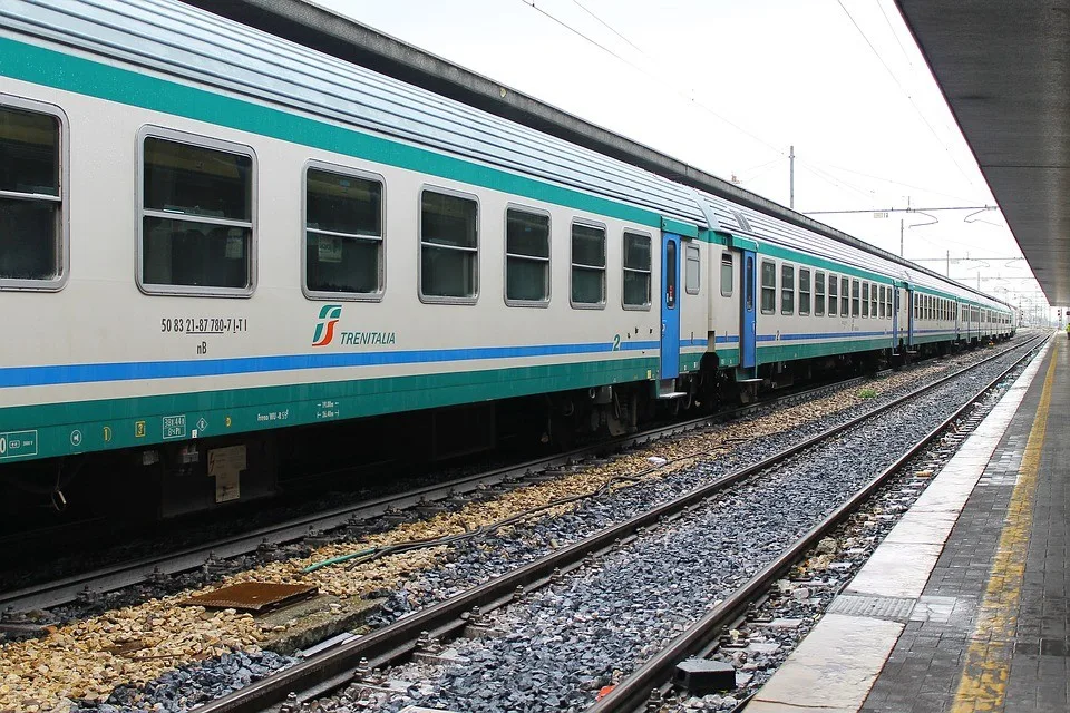 Treno fermo sulla banchina