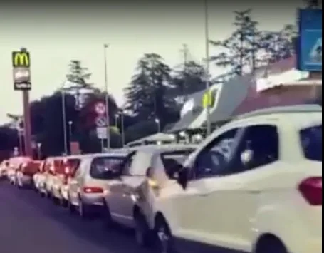 GUIDONIA - tutti al Mc Donalds per la Fase 2, la fila è da record (VIDEO)