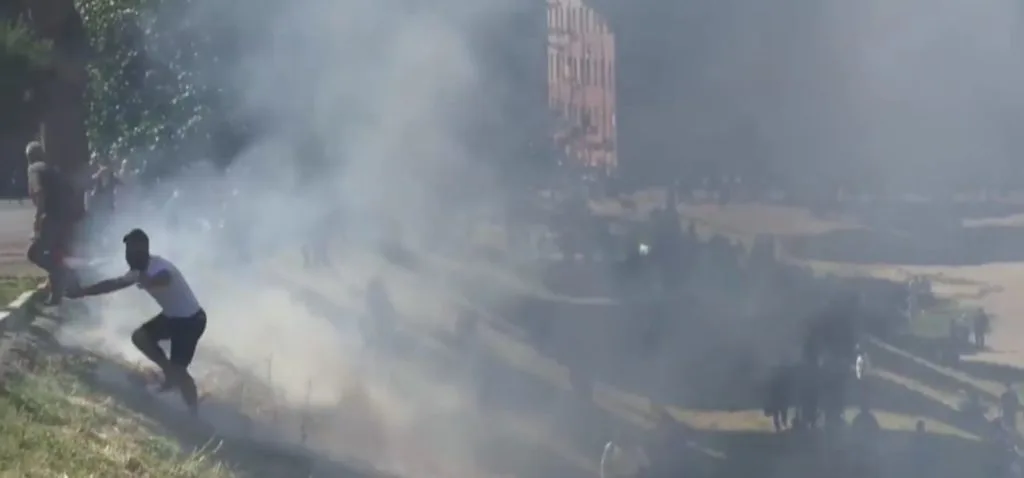 Manifestazione Ultras a Roma, il Circo Massimo prende fuoco. Feriti dei giornalisti
