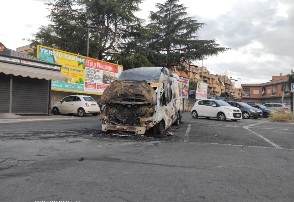 TOR LUPARA Furgone in fiamme nel cuore della notte Tiburno Tv