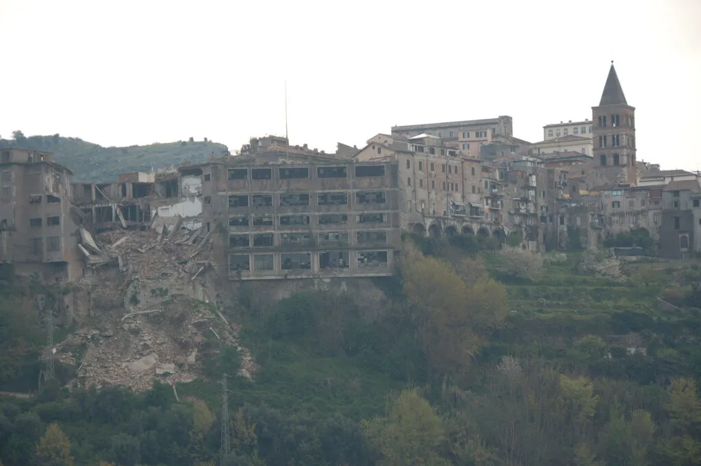 Tivoli la cartiera del Comune crollata nel marzo del 2009