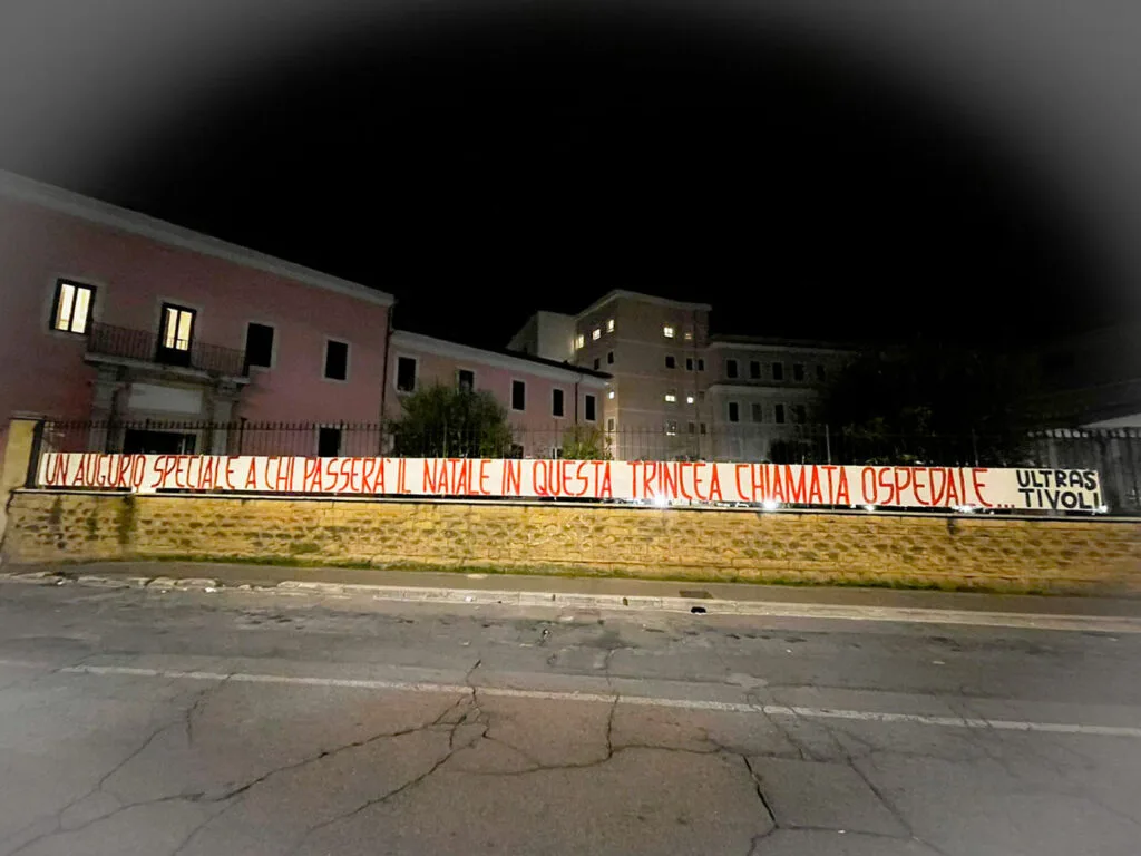 Lo striscione dedicato all'ospedale di Tivoli degli Ultras del gruppo Luciano Scintilla