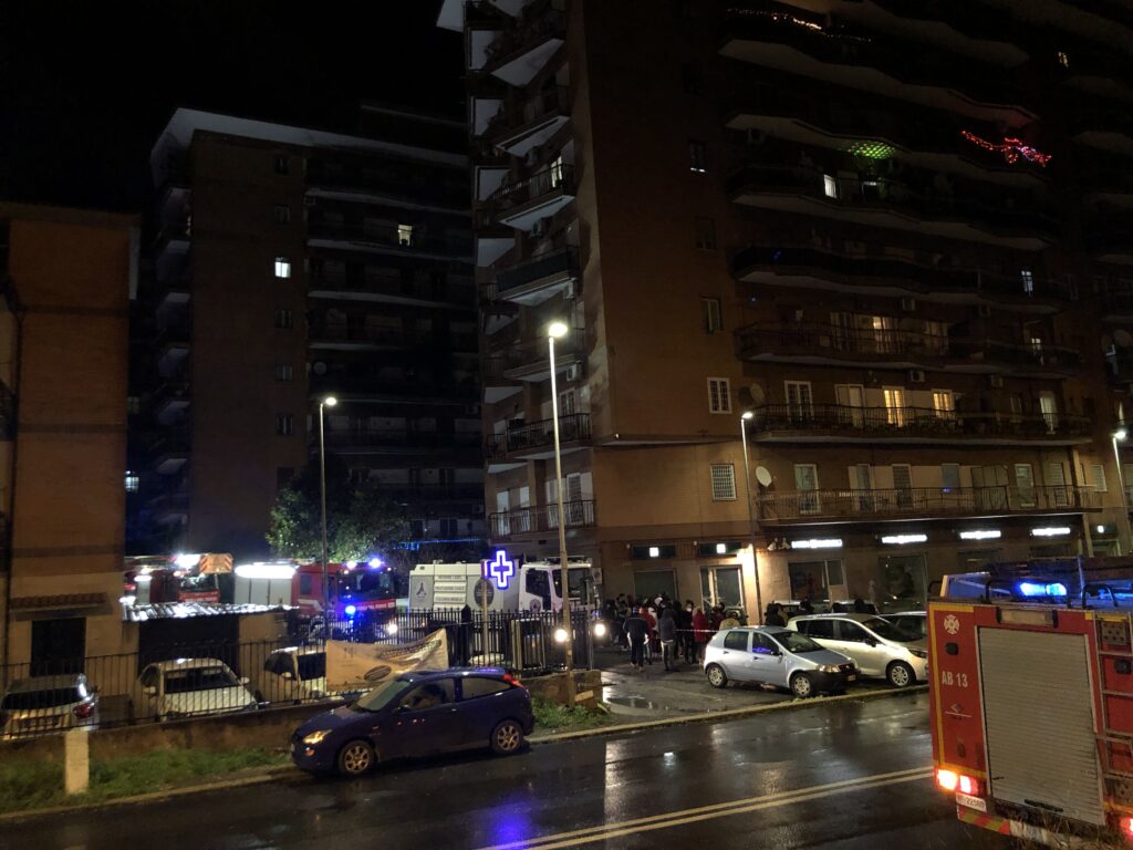 Incendio a Setteville tanti vigili del fuoco intervenuti a Capodanno a Guidonia Montecelio