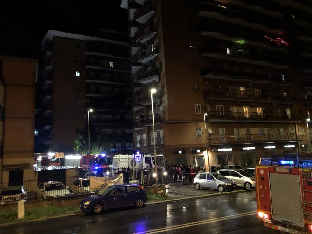 Incendio a Setteville tanti vigili del fuoco intervenuti a Capodanno a Guidonia Montecelio