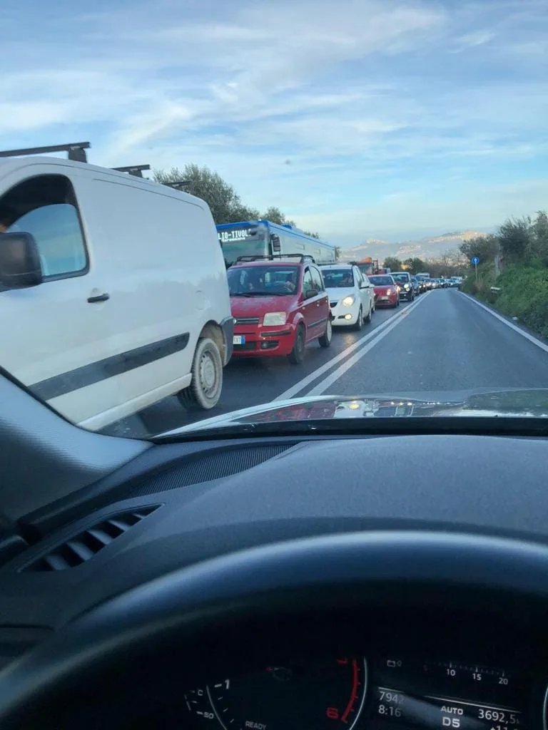 Lavori sulla Tiburtina, traffico in tilt a Tivoli ed a Villa Adriana