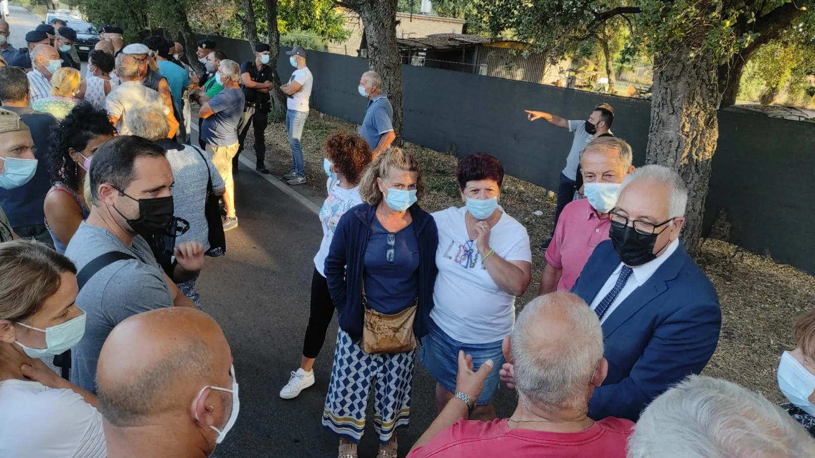 Il sindaco Michel Barbet al presidio di Albano contro a discarica