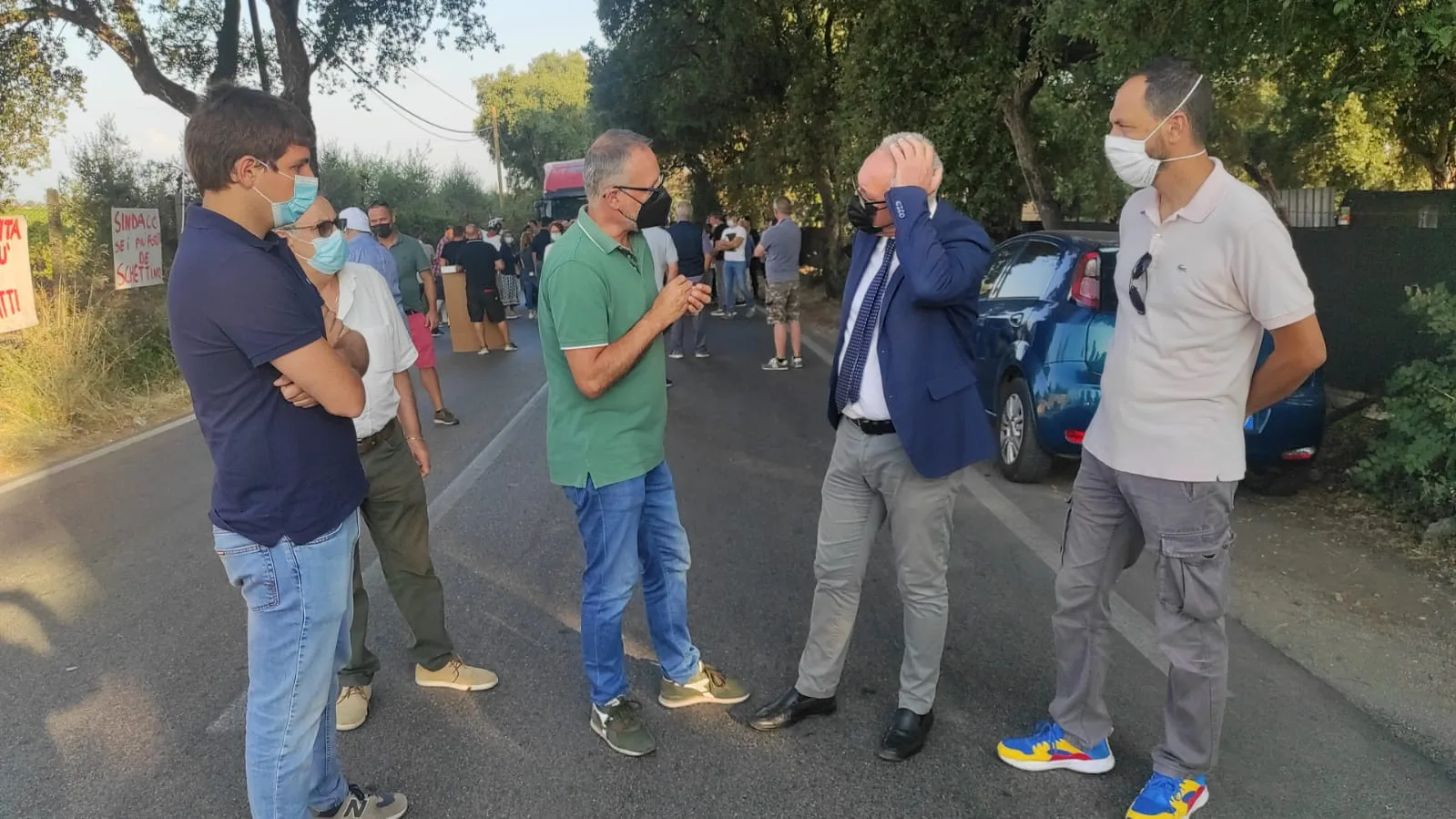 Il sindaco Michel Barbet al presidio di Albano contro a discarica