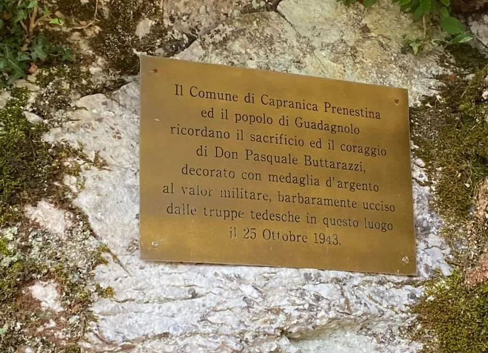La targa che ricorda la barbara uccisione di don Pasquale Buttarazzi