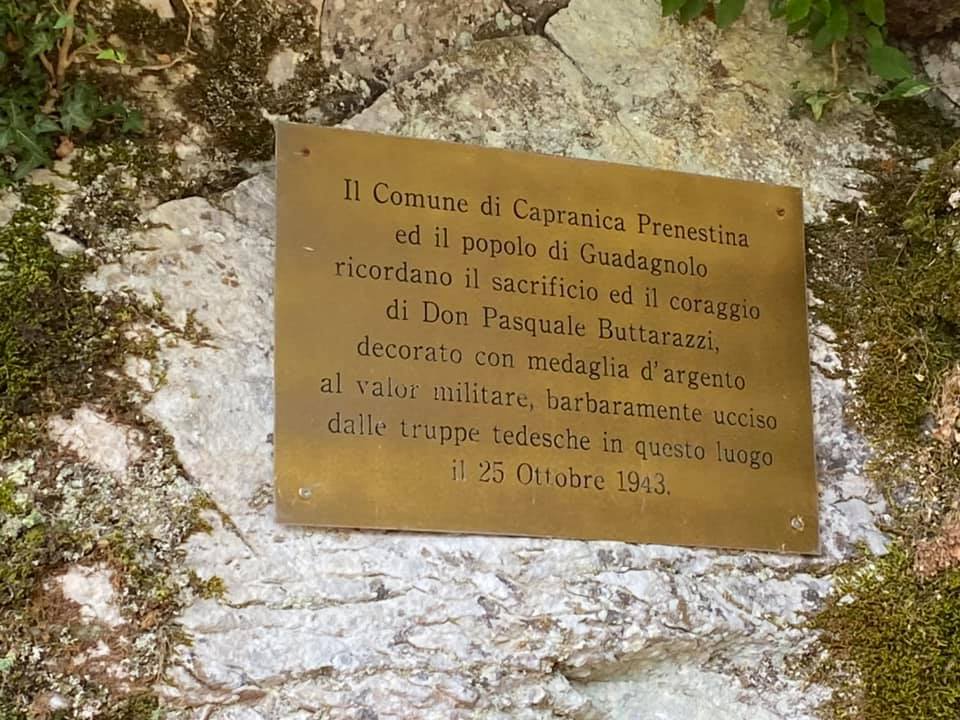 La targa che ricorda la barbara uccisione di don Pasquale Buttarazzi