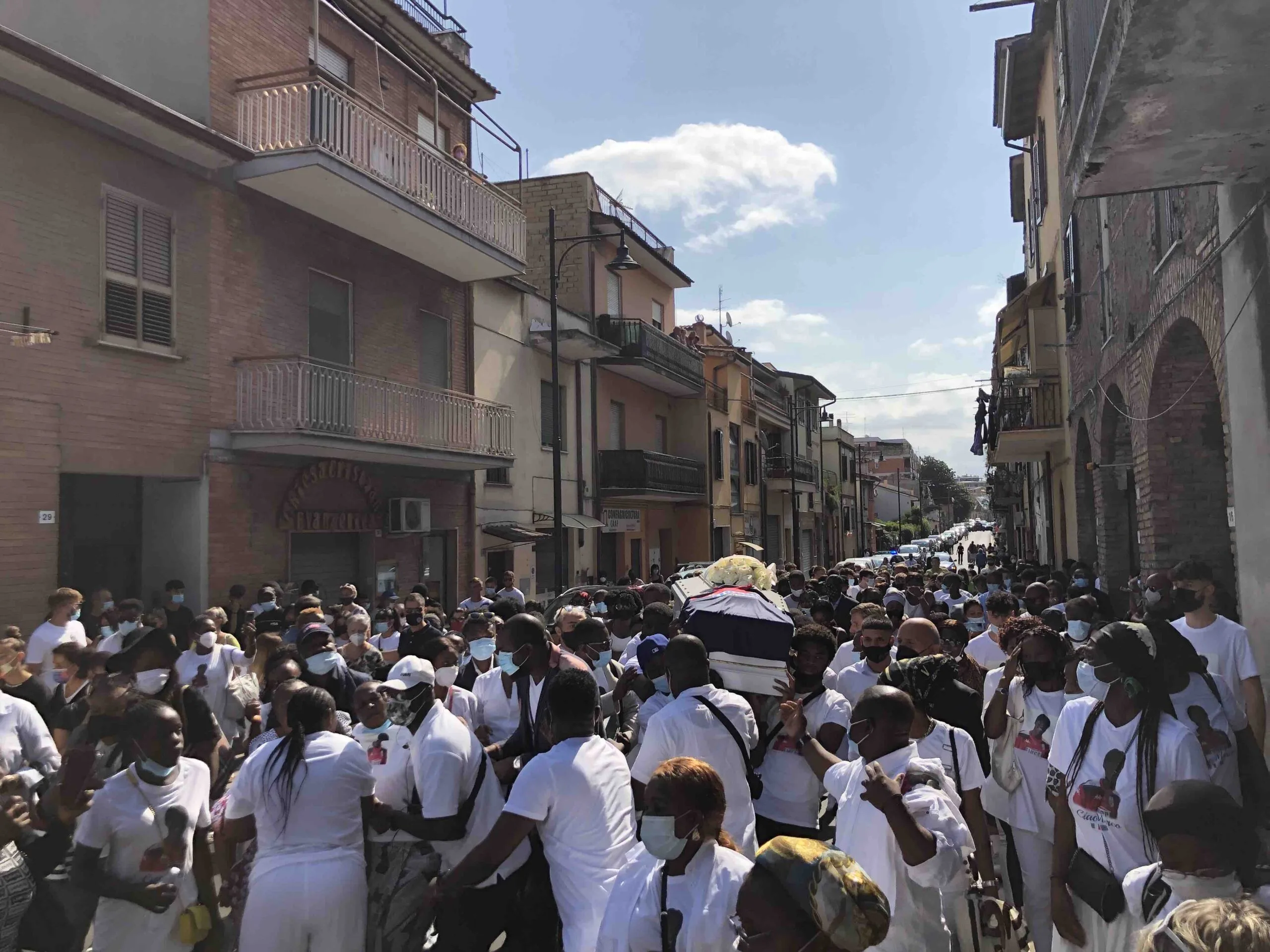 La salma di Marco Tampwo, dalla sua abitazione, è stato portato in spalla fino alla chiesa di San Nicola da Bari