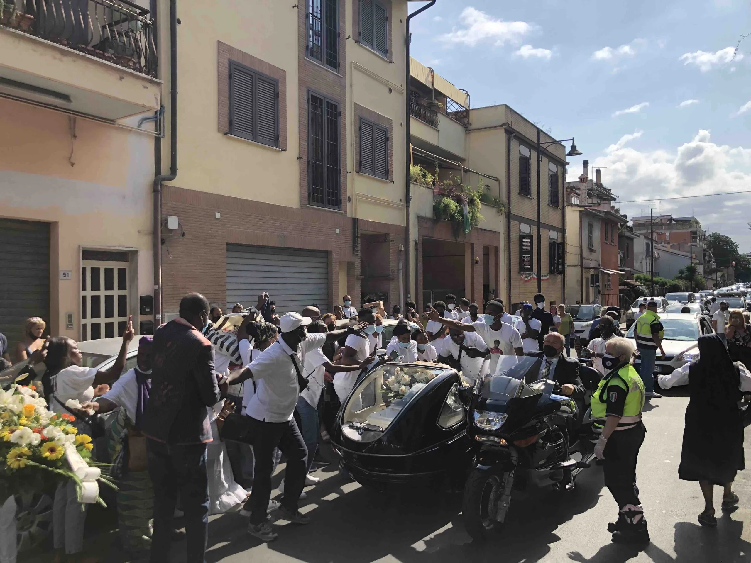 L'arrivo della salma di Marco Tampwo per l'ultimo saluto sotto la sua abitazione