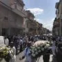 La salma di Marco Tampwo, dalla sua abitazione, è stato portato in spalla fino alla chiesa di San Nicola da Bari