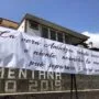 Uno degli striscioni affissi al campo da calcio della parrocchia San Nicola da Bari dove si sono svolti i funerali