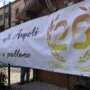 Uno degli striscioni affissi al campo da calcio della parrocchia San Nicola da Bari dove si sono svolti i funerali