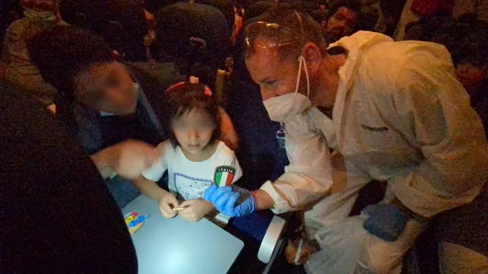 Profughi afghani su un volo per l'Italia, molti di loro sono stati ospitati in alberghi della Regione Lazio. Foto Ministero della Difesa