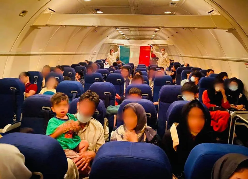 Profughi afghani salvati dai militari italiani ed ospitati negli alberghi laziali. Foto Ministero della Difesa