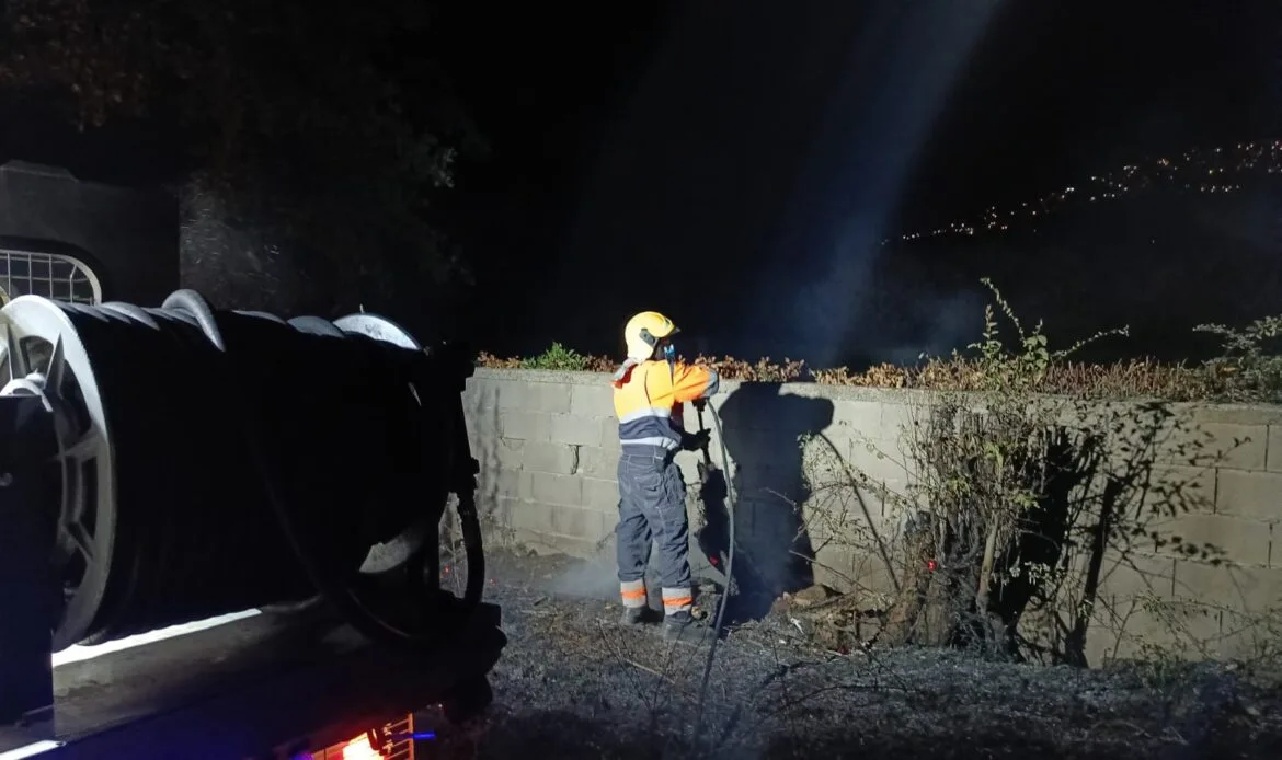 Incendio nella notte su Strada di San Vittorino