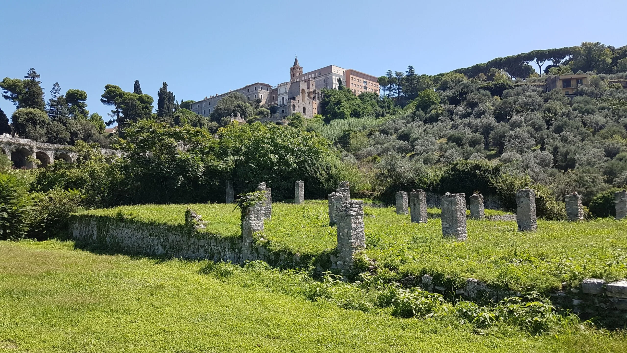 Nel Tempio d'Ercole i piccoli pilastri in muratura che ancora oggi si conservano nell’area dei Votani sono appunto i sostegni delle pergole, realizzati con materiale di spoglio.