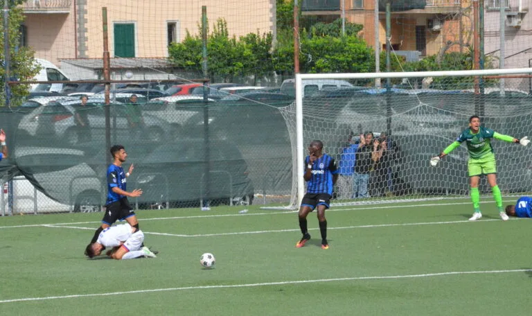 Il fallo che ha decretato il rigore per il momentaneo 1 a 1 del Real Monterotondo Scalo