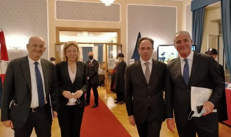 Da sinistra: il Sottosegretario alla Giustizia Francesco Paolo Sisto, l'ex Presidente del Tribunale di Velletri e attuale Capo degli ispettori al ministero della Giustizia Maria Rosaria Covelli, il Presidente del Coa di Tivoli David Bacecci, l'ex sindaco di Guidonia Montecelio Stefano Sassano