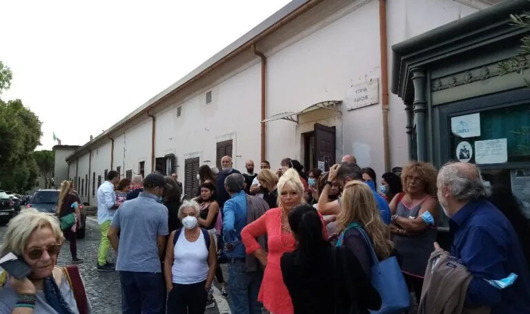 Nonni ed i suoi sostenitori davanti il municipio di Castel Madama
