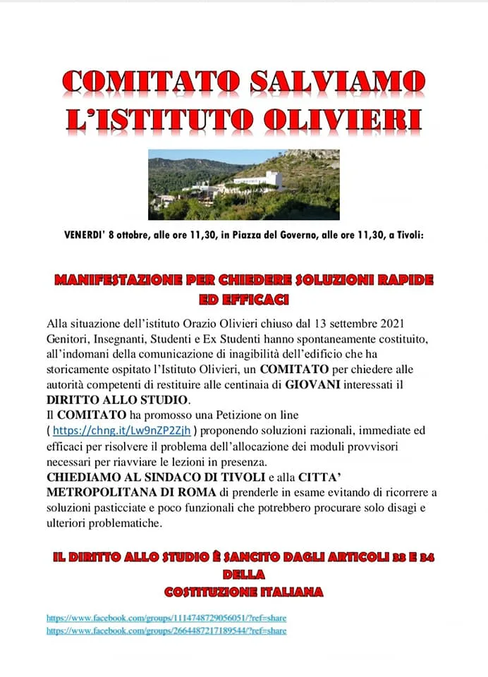 La protesta sotto il Comune per l'Olivieri