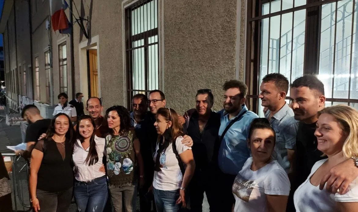 Lundini e la sua squadra dopo la vittoria alle elezioni