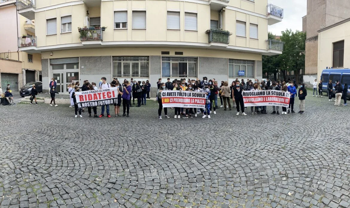 La protesta dell'Olivieri sotto il Comune di Tivoli