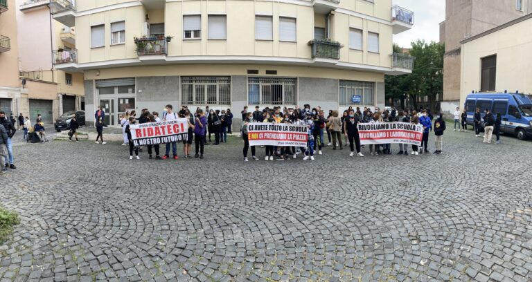 La protesta dell'Olivieri sotto il Comune di Tivoli