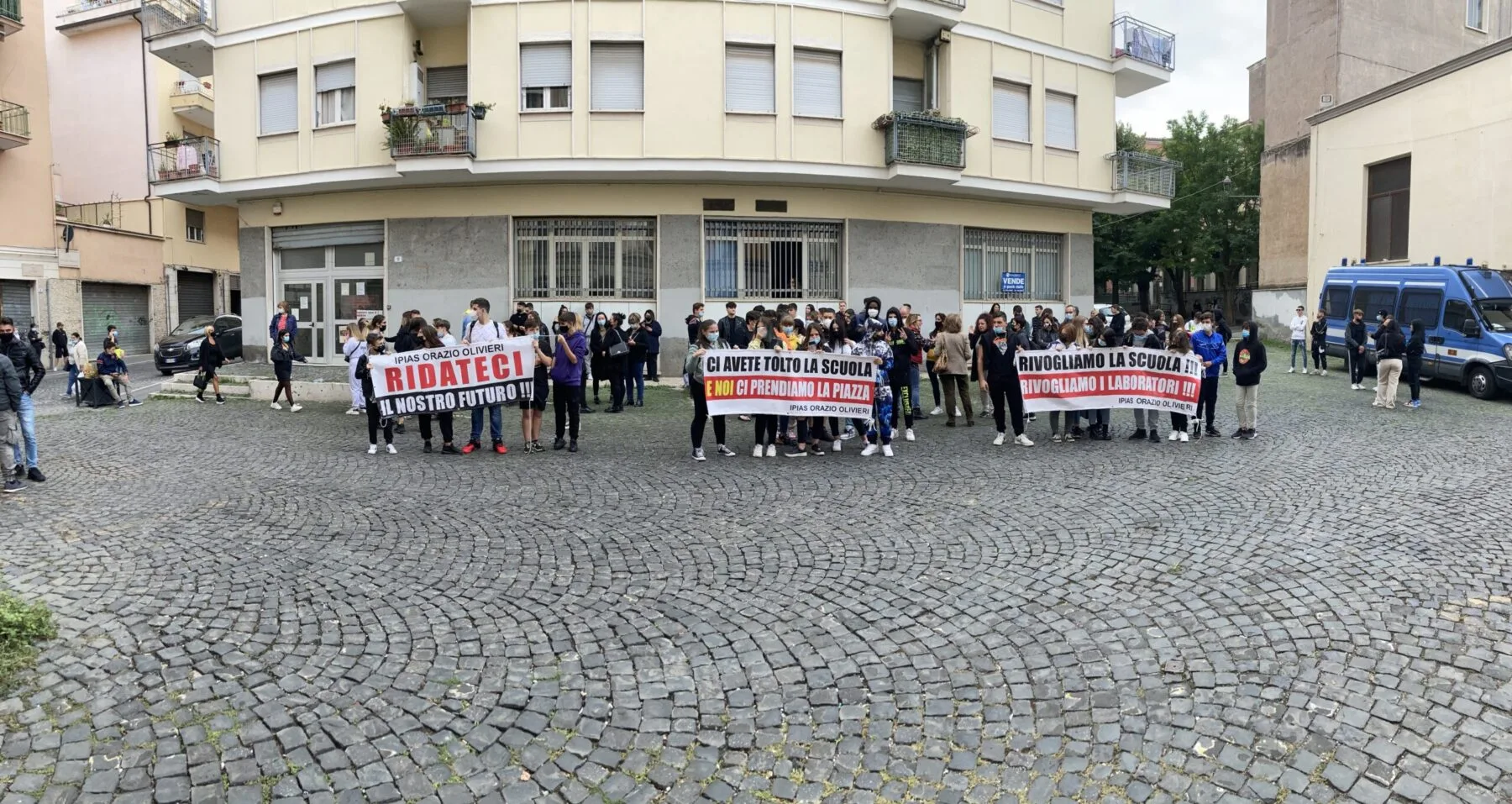 La protesta dell'Olivieri sotto il Comune di Tivoli