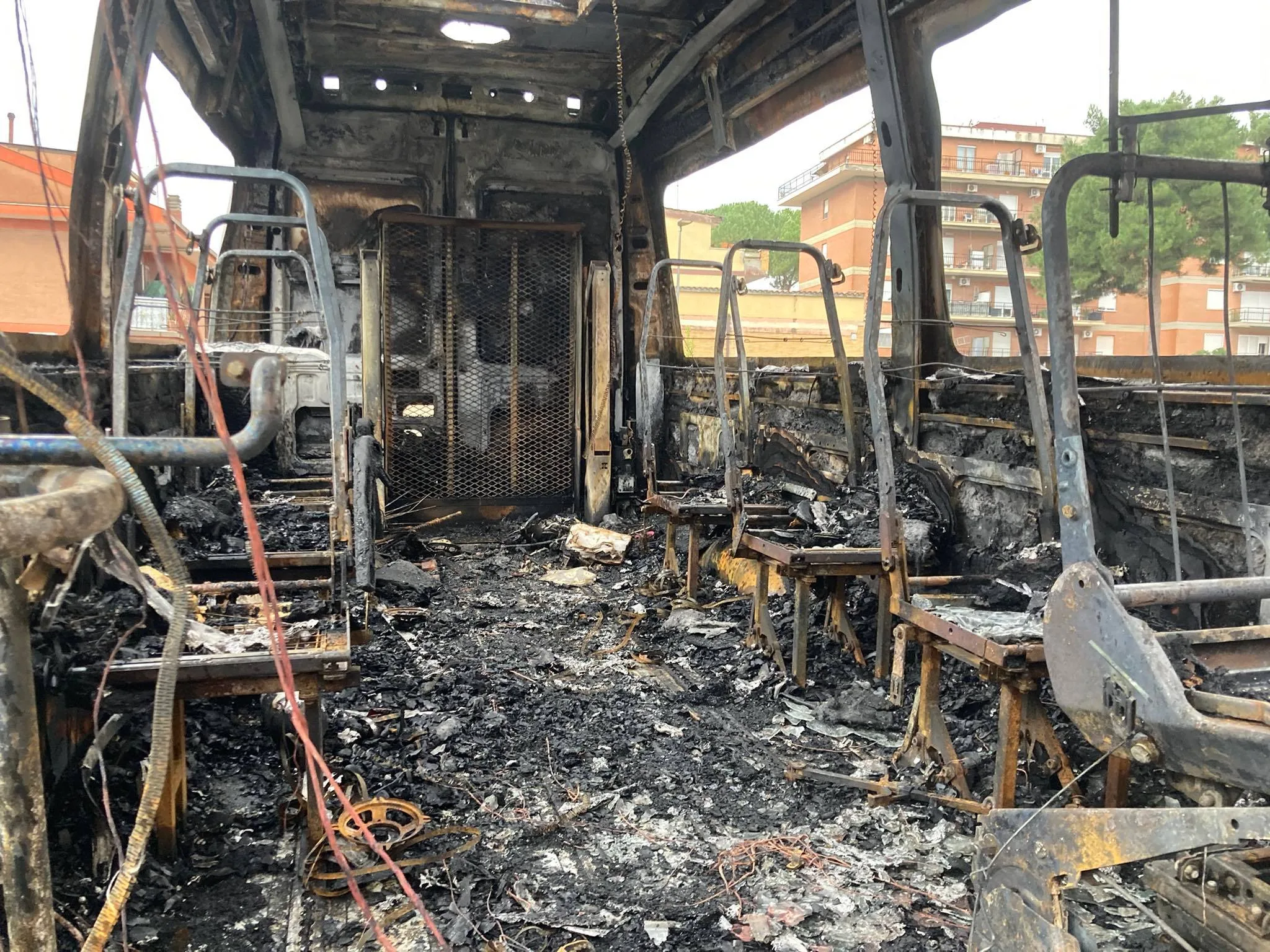 Le fiamme hanno distrutto il mezzo del Centro Maria Gargani, acquistato solo 5 anni fa