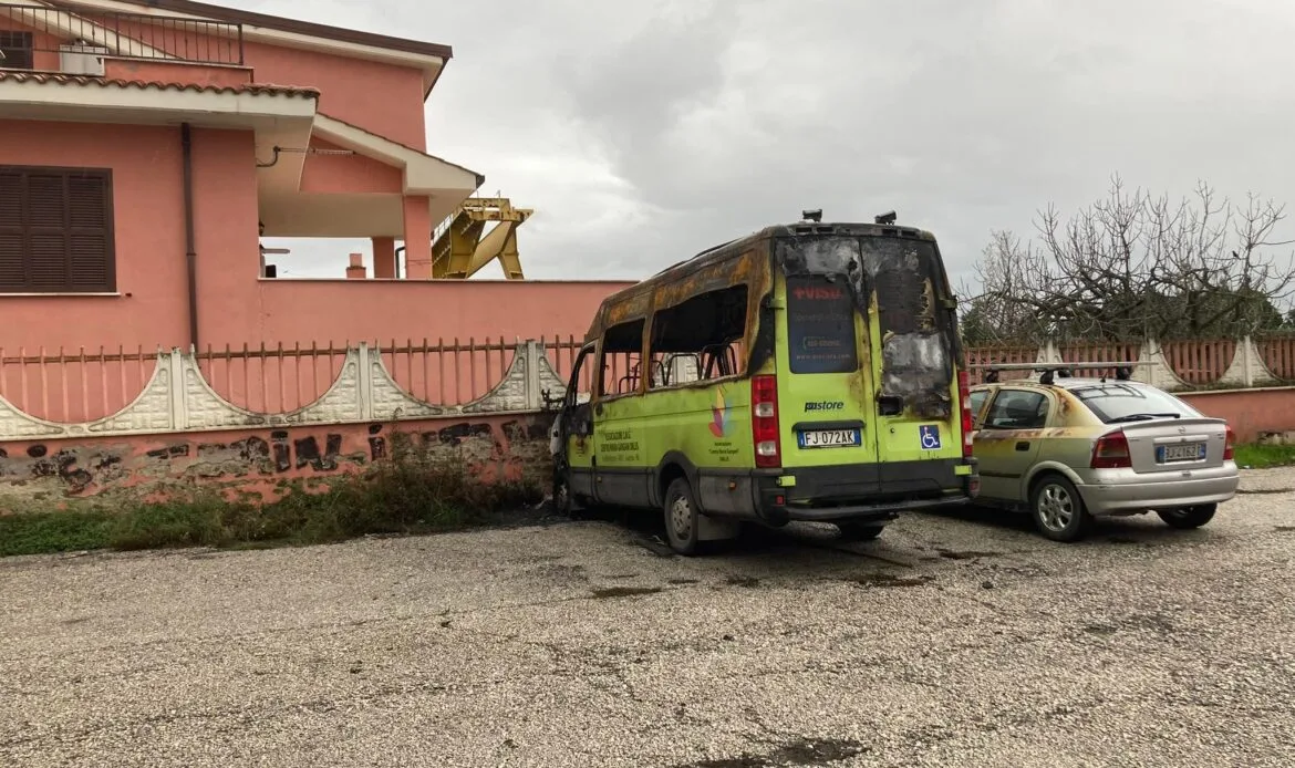 Il pulmino del Centro Maria Gargani distrutto dalle fiamme