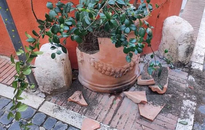 Fioriera votiva spaccata nel centro storico di Monterotondo