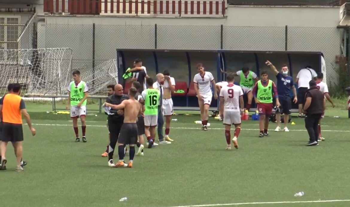 I giocatori della Tivoli Calcio 1919 al termine del play-off disputatosi all'Ottavio Pierangeli di Monterotondo e che ha visto i tiburtini uscire sconfitti per 4-2