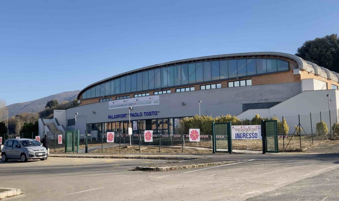 L'hub vaccinale allestito dalla Regione Lazio e dell'Asl Roma 5 presso il palazzetto dello sport Paolo Tosto di Tivoli