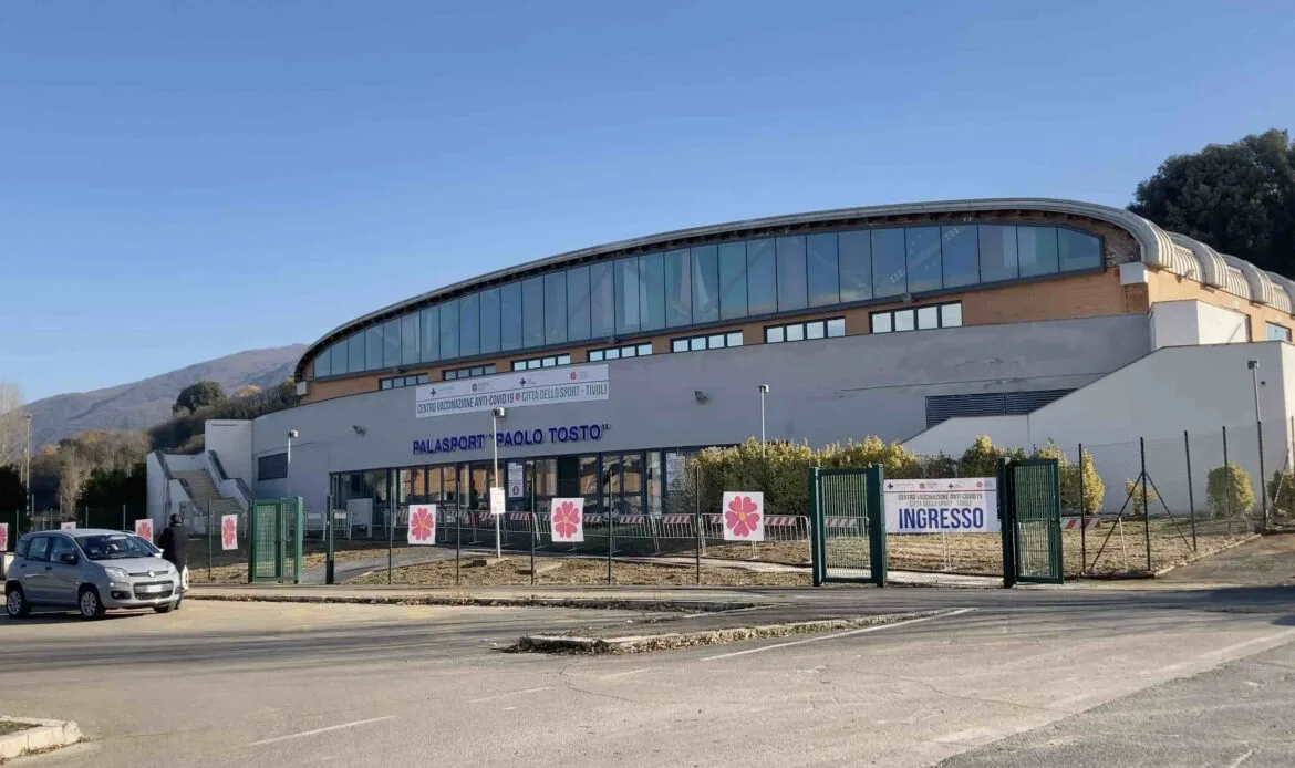 L'hub vaccinale allestito dalla Regione Lazio e dell'Asl Roma 5 presso il palazzetto dello sport Paolo Tosto di Tivoli
