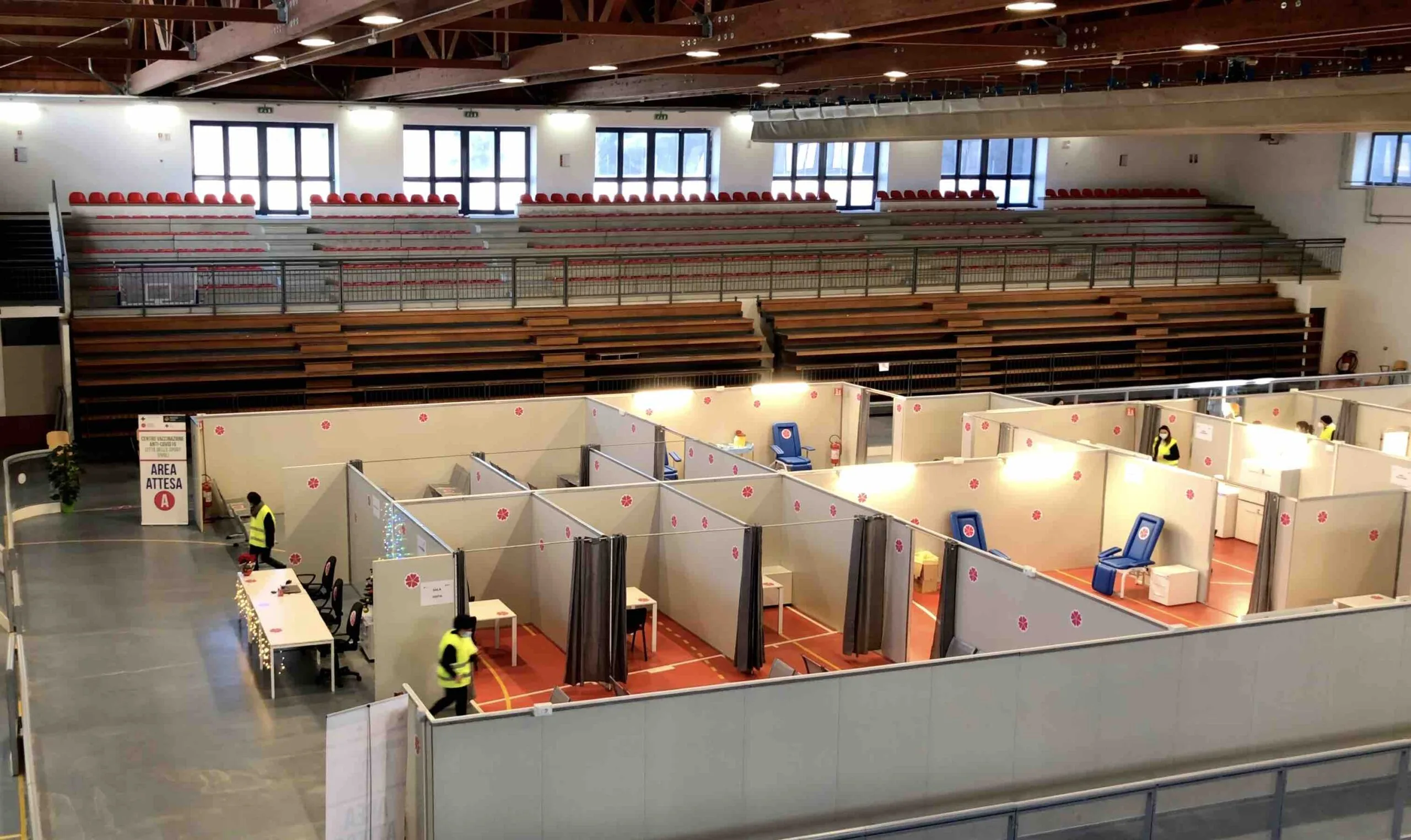L'hub vaccinale allestito dalla Regione Lazio e dell'Asl Roma 5 presso il palazzetto dello sport Paolo Tosto di Tivoli