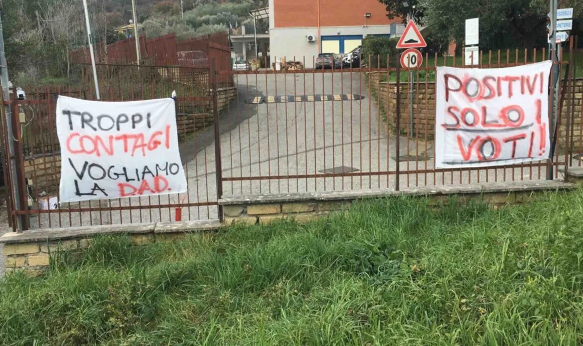 La protesta degli studenti del liceo scientifico Lazzaro Spallanzani di Tivoli per la sicurezza