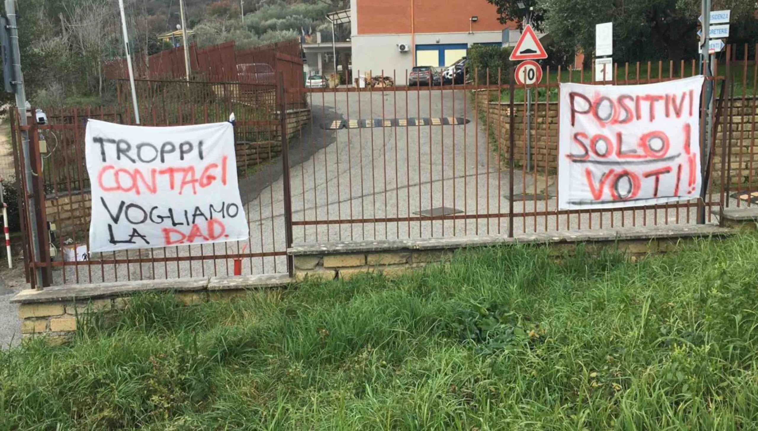 La protesta degli studenti del liceo scientifico Lazzaro Spallanzani di Tivoli per la sicurezza