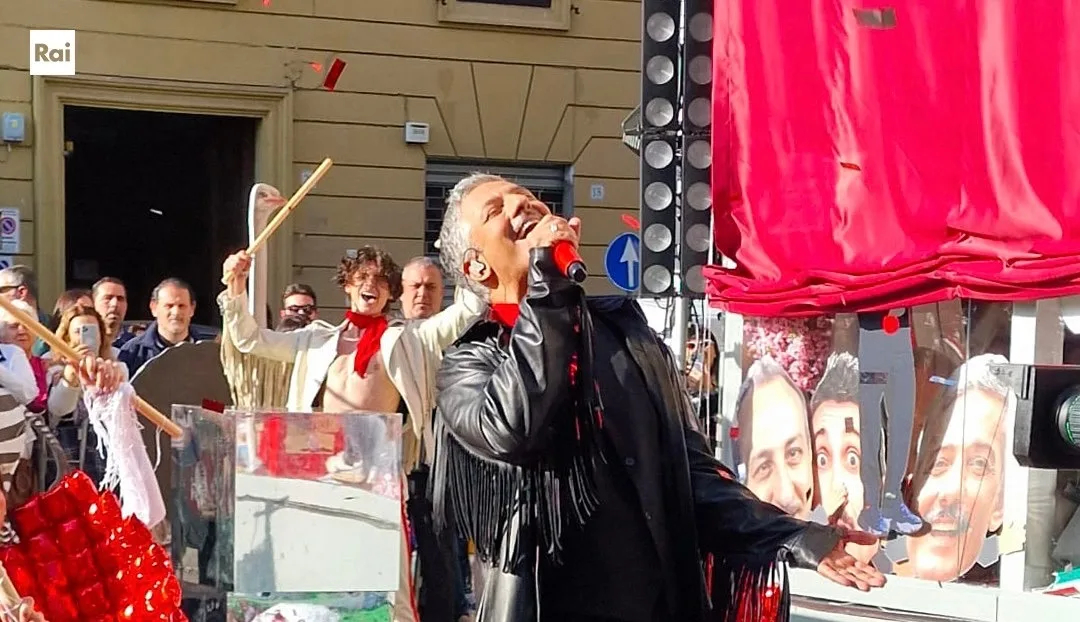 Fiorello canta durante il programma