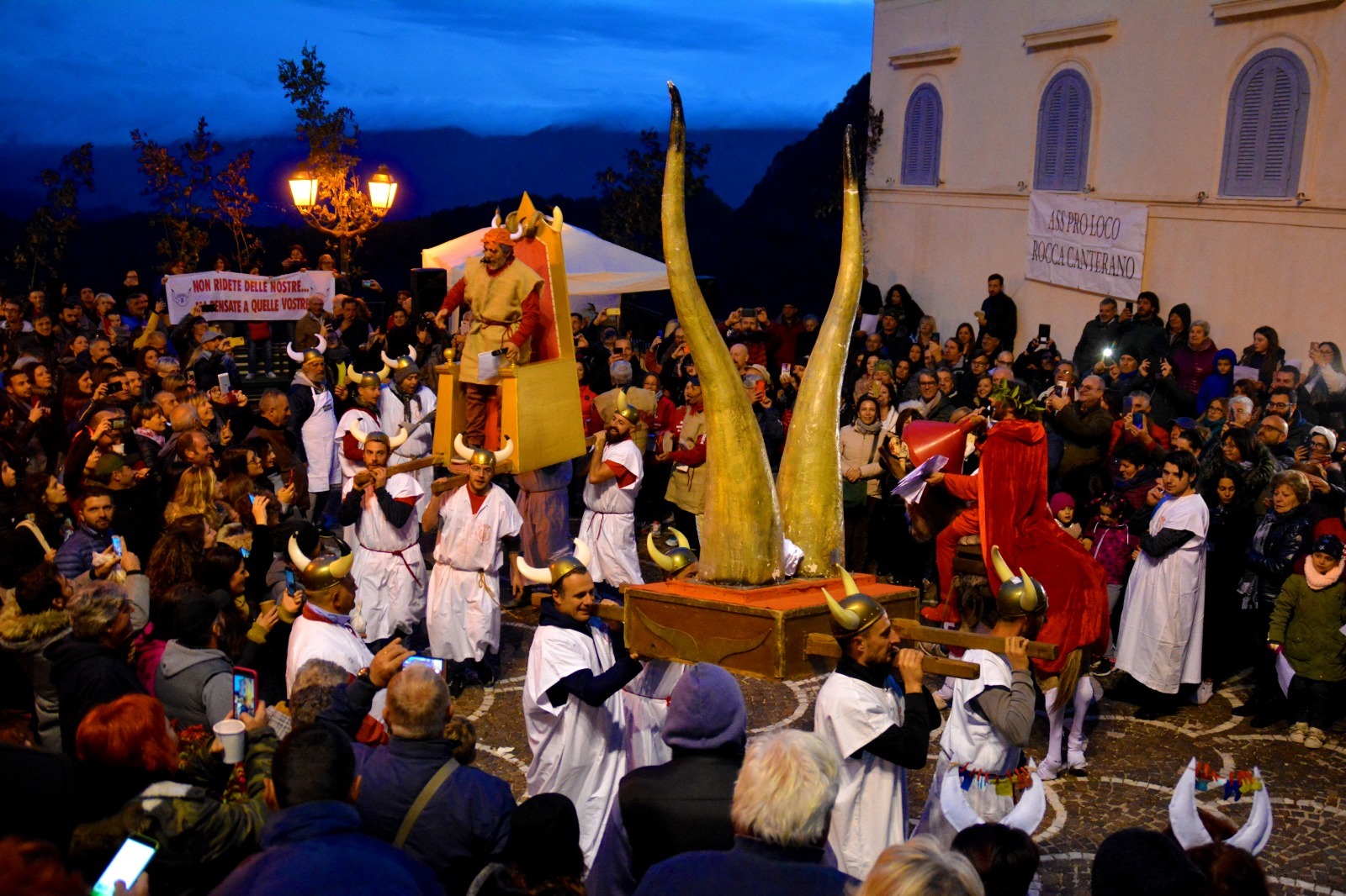 Rocca Canterano, ecco la Festa dei Cornuti: vino e castagne in onore di San  Martino - Tiburno Tv