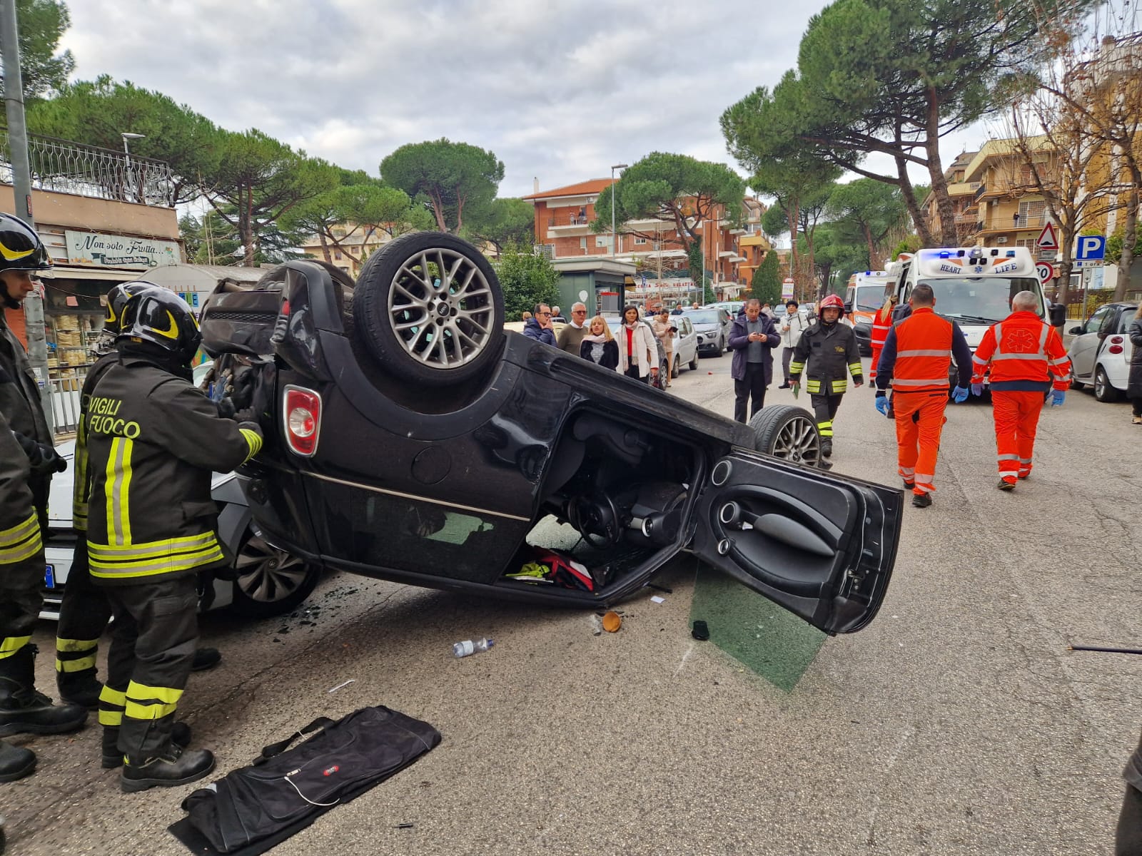 GUIDONIA - L’auto si ribalta nel centro abitato, donna ferita in ...