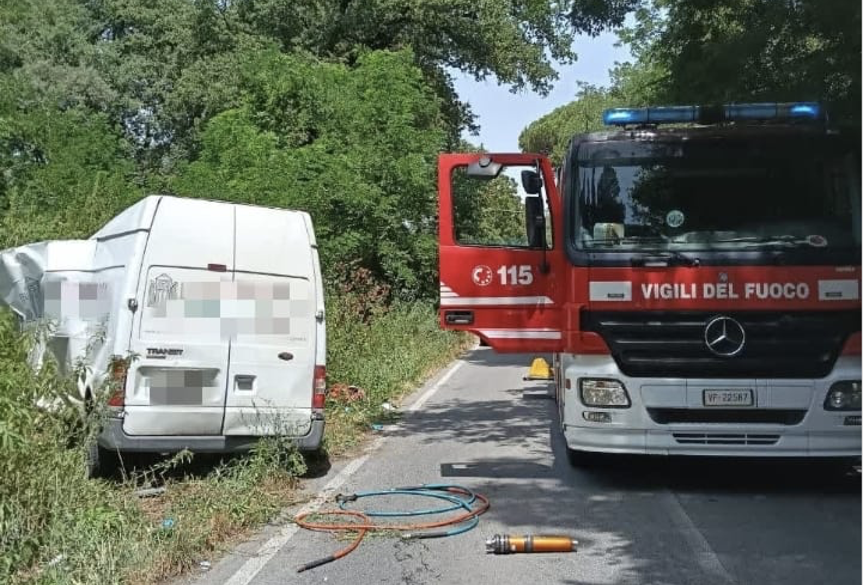 GALLICANO - Scontro tra due furgoni e un'auto: tre feriti gravi ...