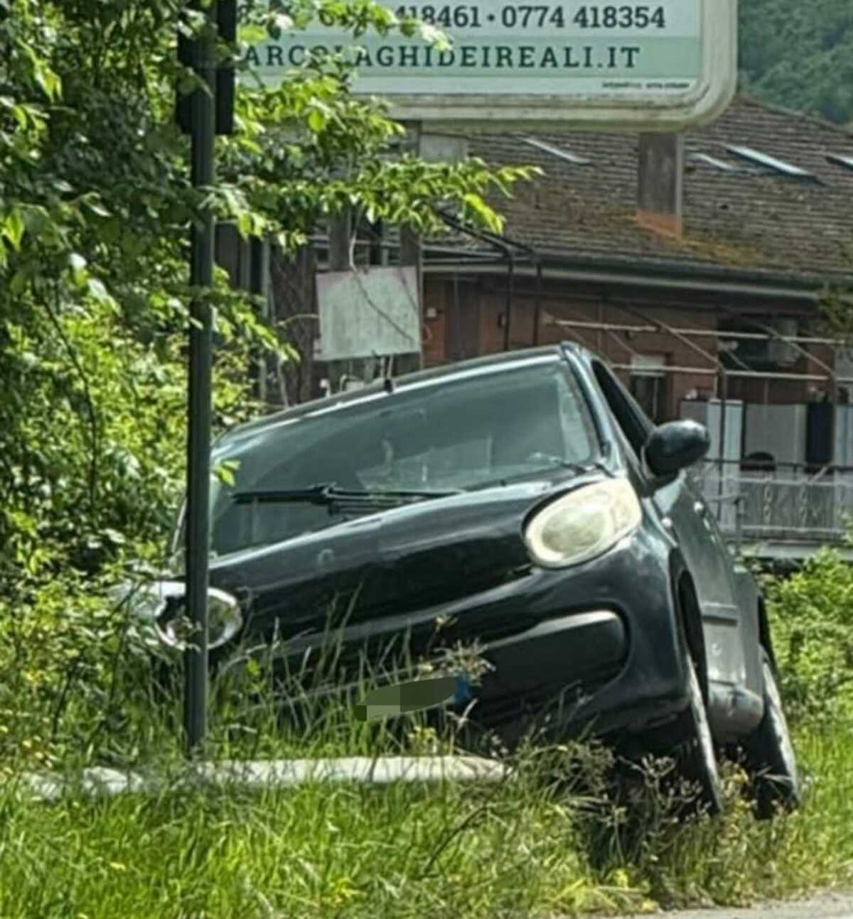 TIVOLI - Scontro sulla Tiburtina, auto fuoristrada: due feriti - Tiburno Tv