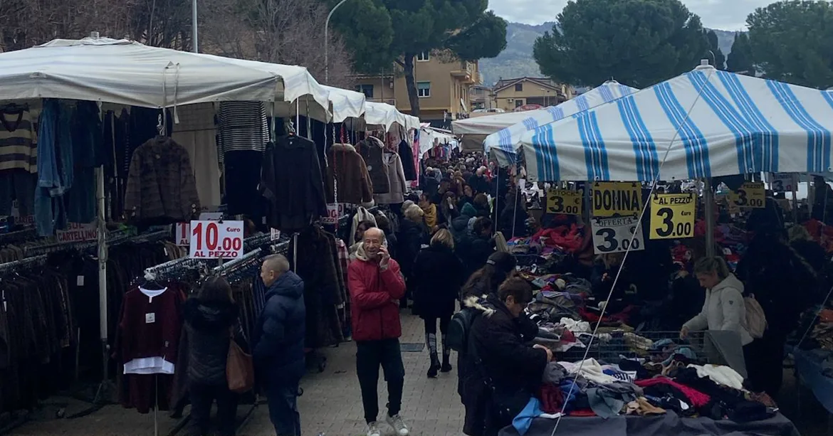 GUIDONIA - “Noi, affumicati dallo stand del Food”: i residenti chiedono lo spostamento