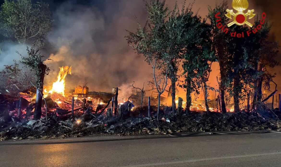 VIA TIBERINA - Brucia la discarica abusiva nel capannone abbandonato