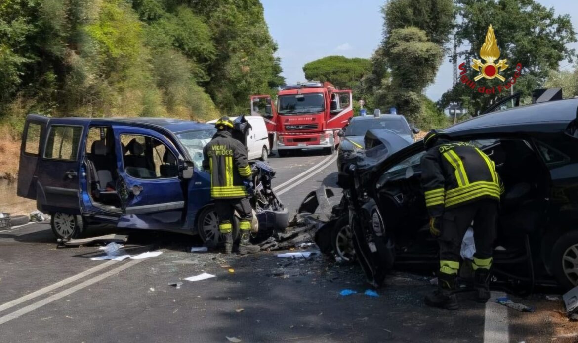 Scontro frontale sulla via Appia: un morto e due feriti