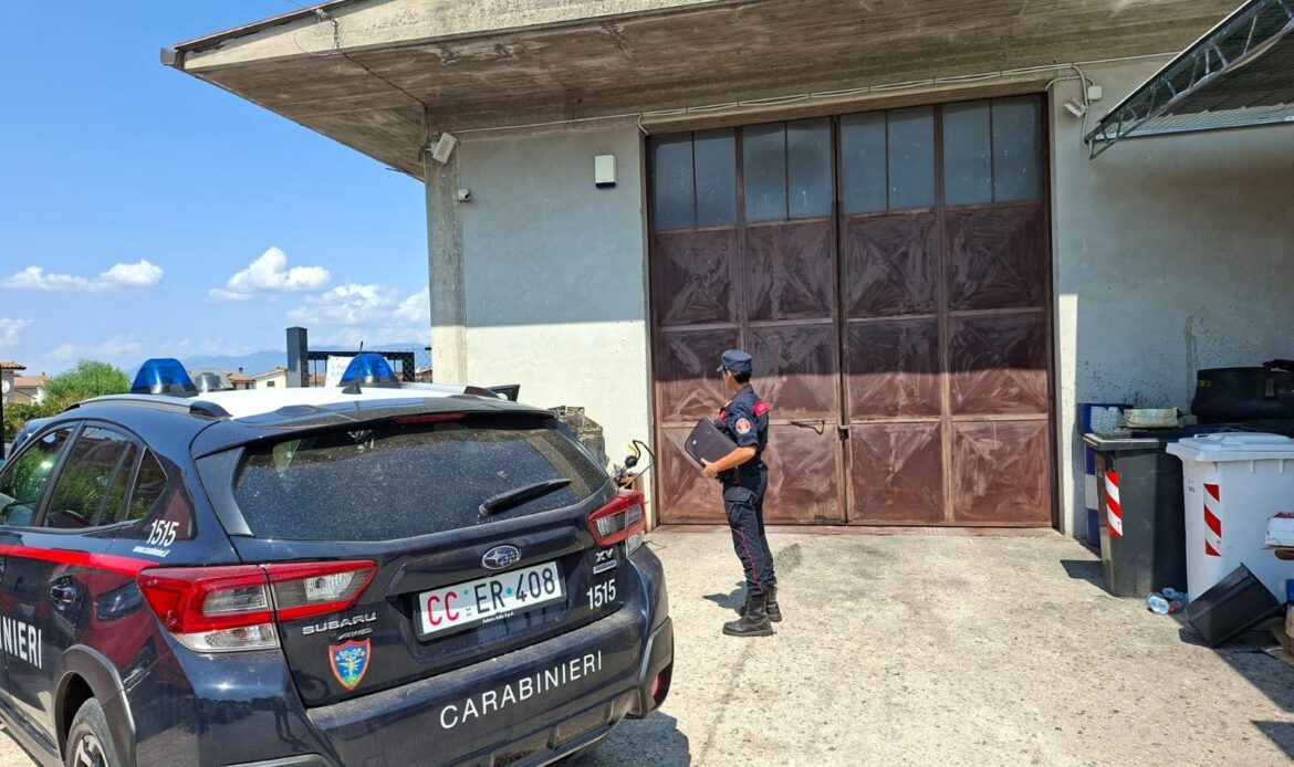 FIANO ROMANO - Pezzi d'auto e oli sversati nel terreno adiacente l'officina: meccanico denunciato