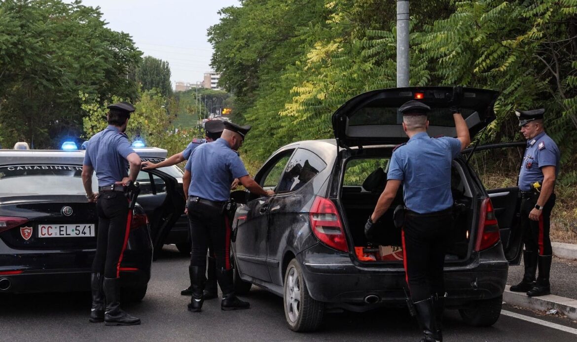 ROMA - Intrappolati nel traffico sull'auto rubata: due Latinos in manette