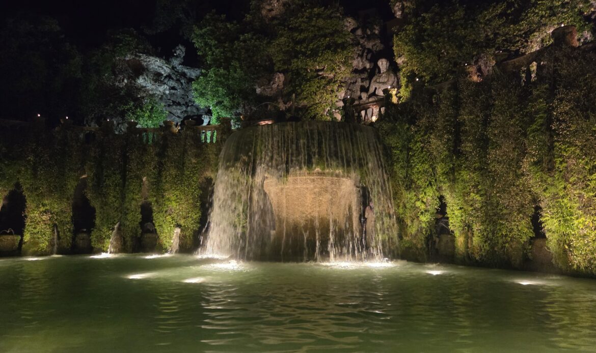 Villa d'Este illuminata durante le aperture serali di VILLÆstate 2026 a Tivoli.